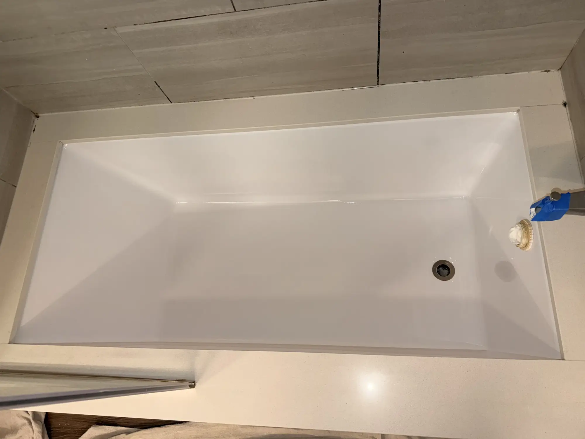 La misma bañera después del reesmaltado, acabado blanco brillante restaurado