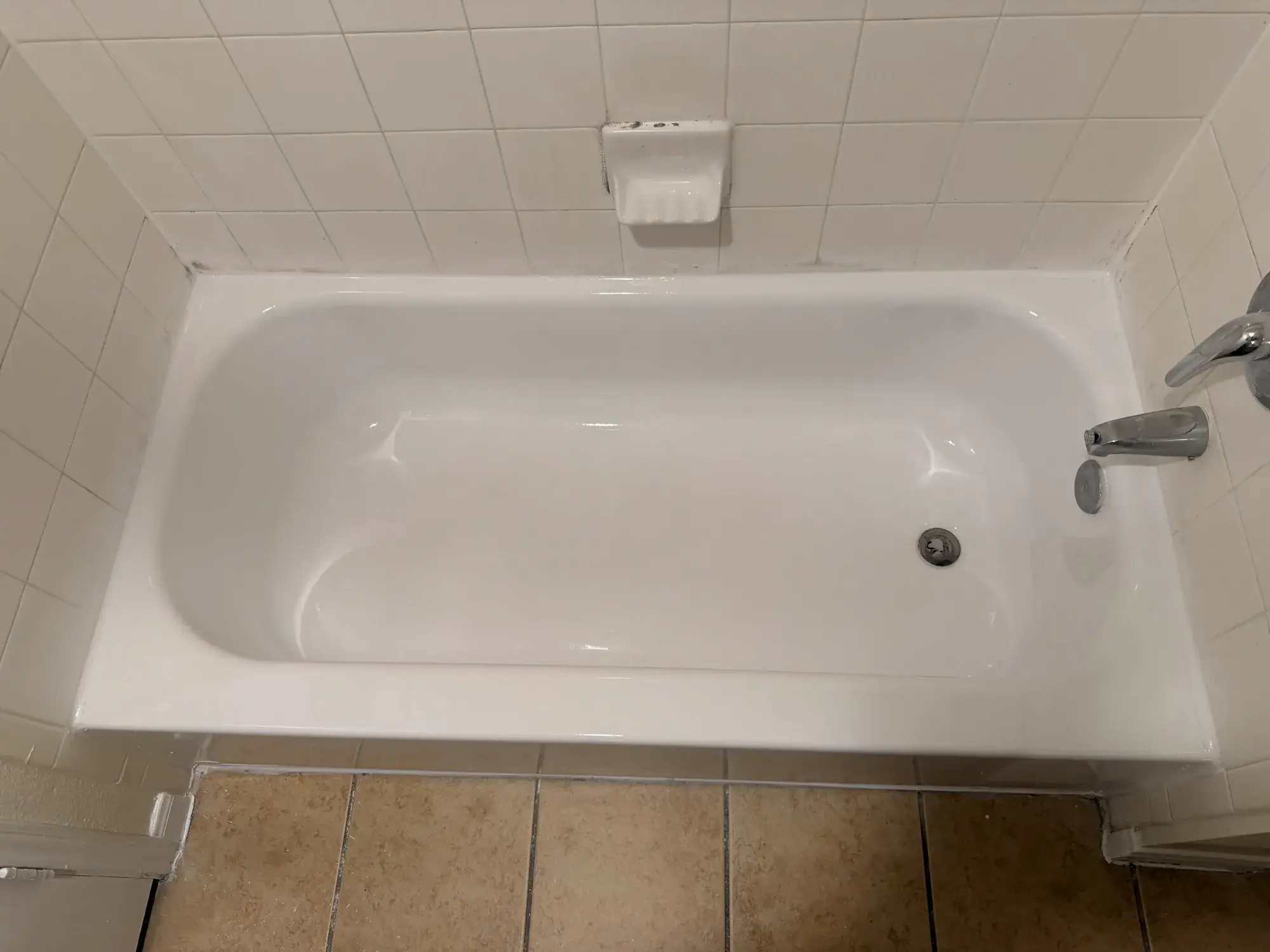 Bañera blanca reesmaltada, después