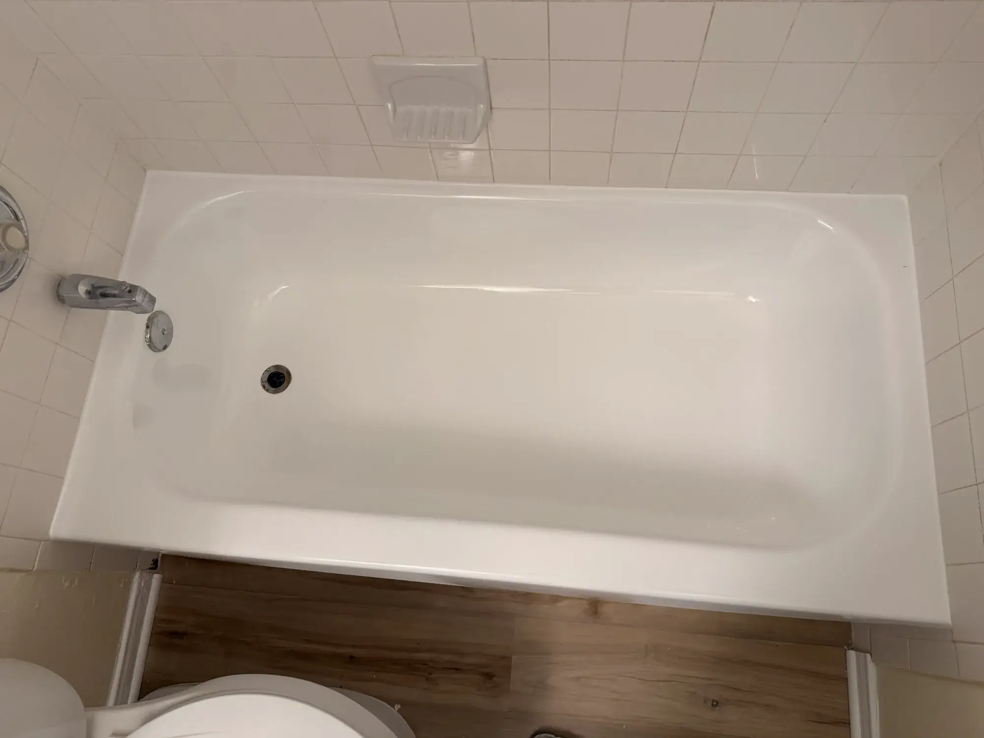 Bañera blanca recién reesmaltada