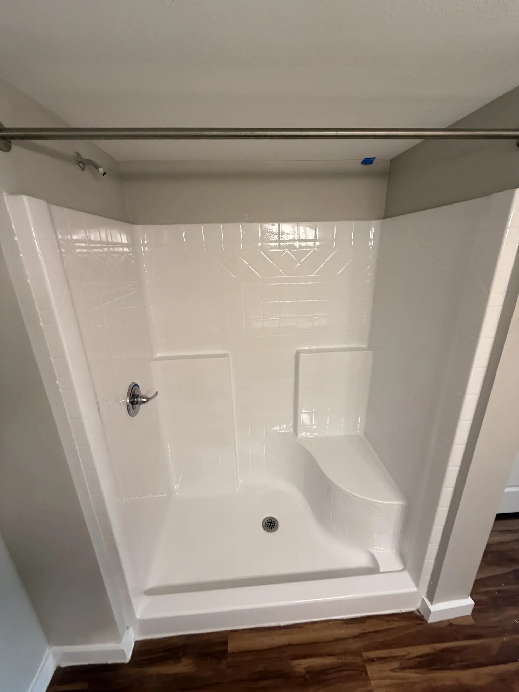 Ducha reesmaltada con asiento integrado